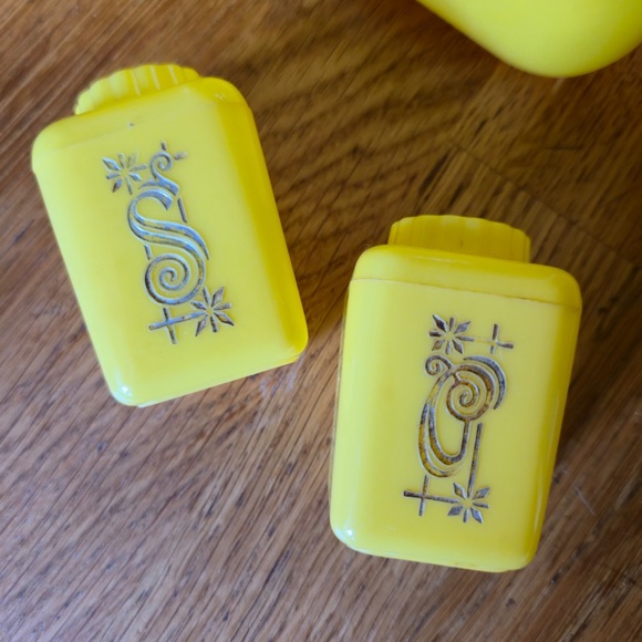 Vintage Plastic Kitchen Canisters 1960s – Yellow Atomic Starburst Set of 6 - Picture 8 of 8